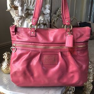 • COACH POPPY GLOSSY PINK BAG •